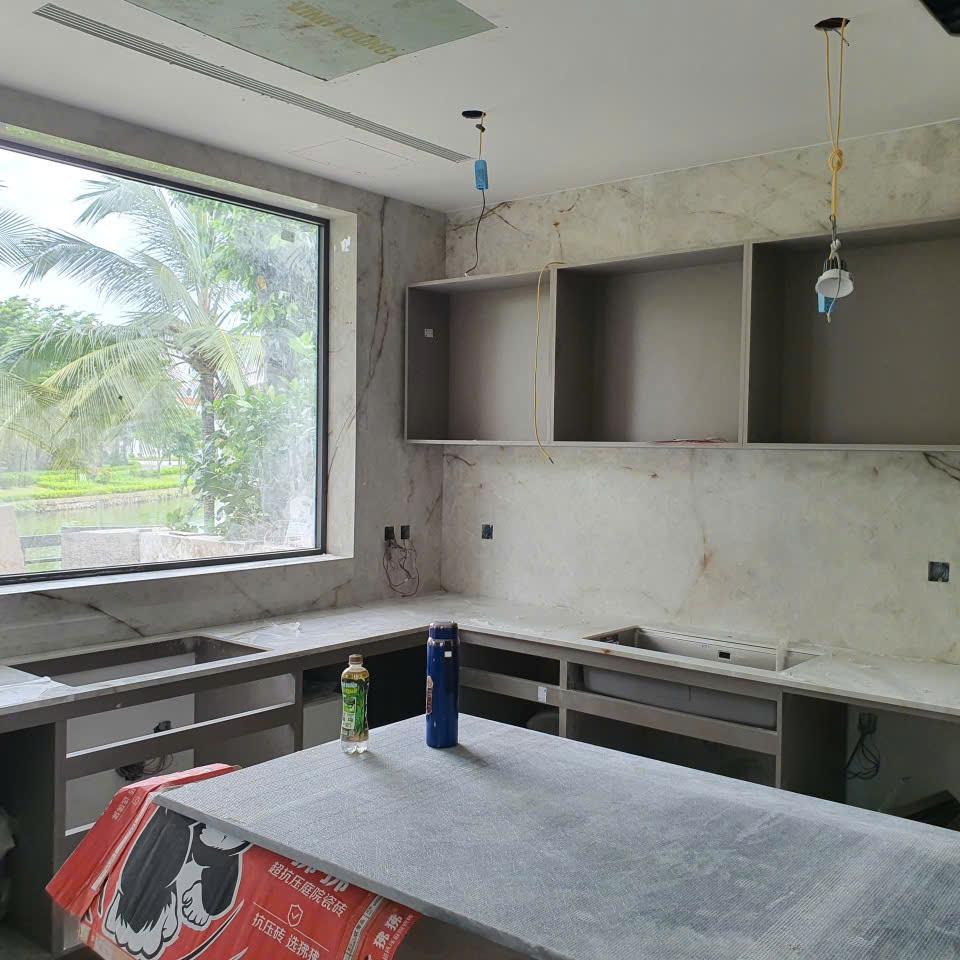 Mặt bếp + ốp tường bếp — Marble/quartzite trắng vân