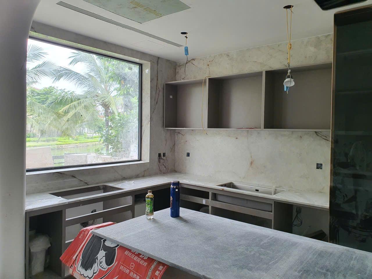 Mặt bếp + ốp tường bếp — Marble/quartzite trắng vân