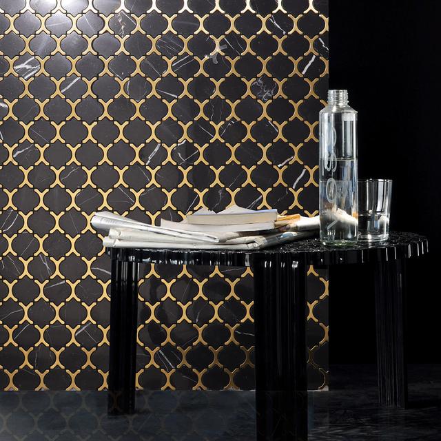 Black Marble and Gold Arabesque Mosaic — mosaic arabesque bằng đá marble đen điểm vàng