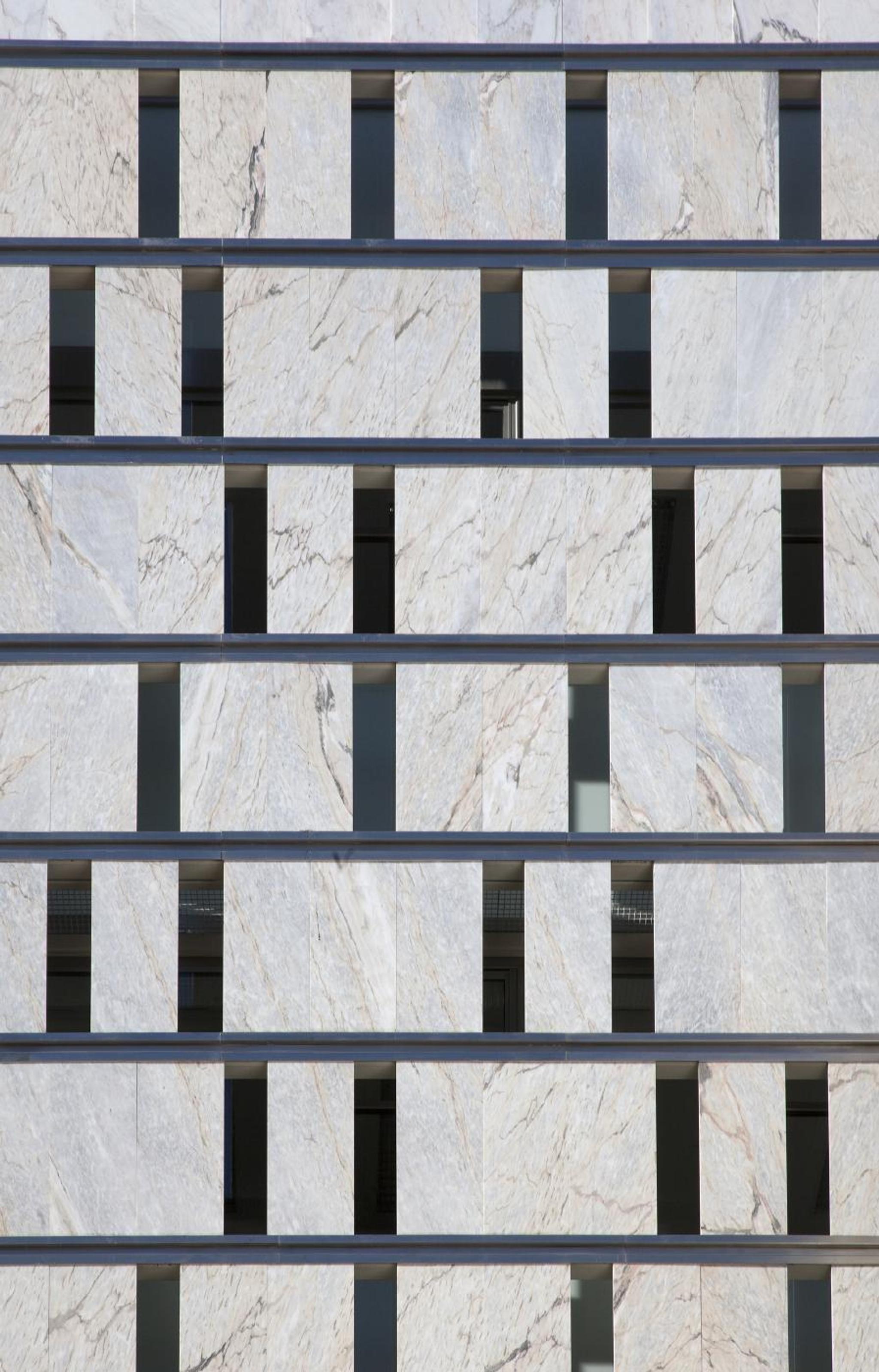 Tường ốp đá marble trắng vân xám ghép tấm lớn hiện đại