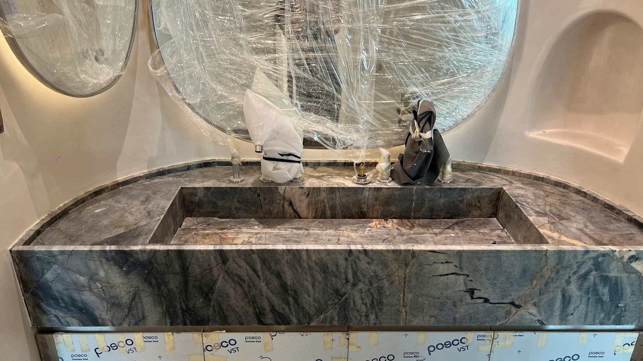 Bàn lavabo đá (liền khối) — Marble/quartzite xám xanh