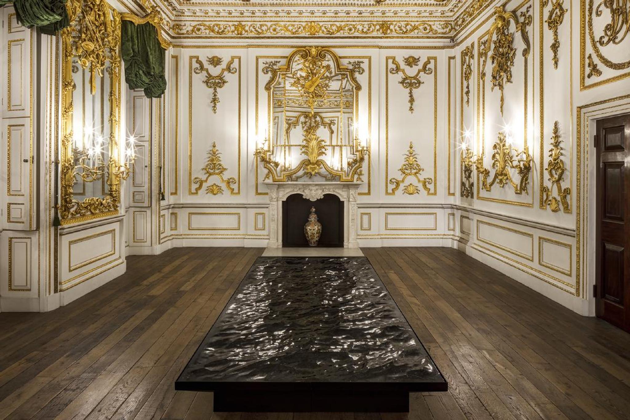 Nội thất cung điện sàn đá marble trắng vân với trang trí dát vàng