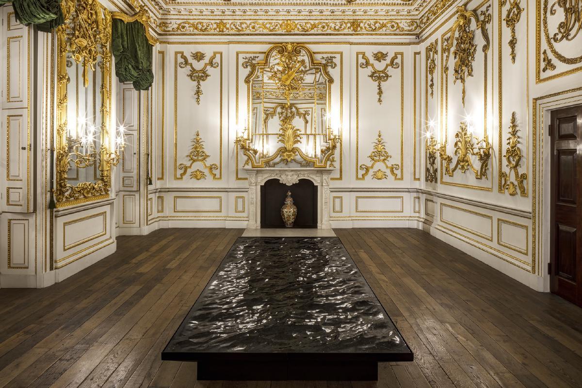Nội thất cung điện sàn đá marble trắng vân với trang trí dát vàng