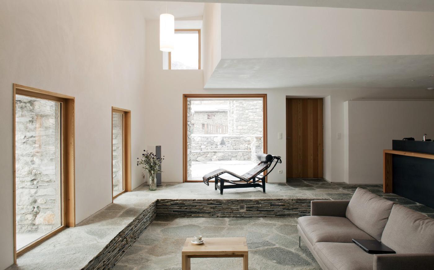 Sàn nội thất lát đá marble trắng phòng nghỉ tối giản ánh sáng tự nhiên