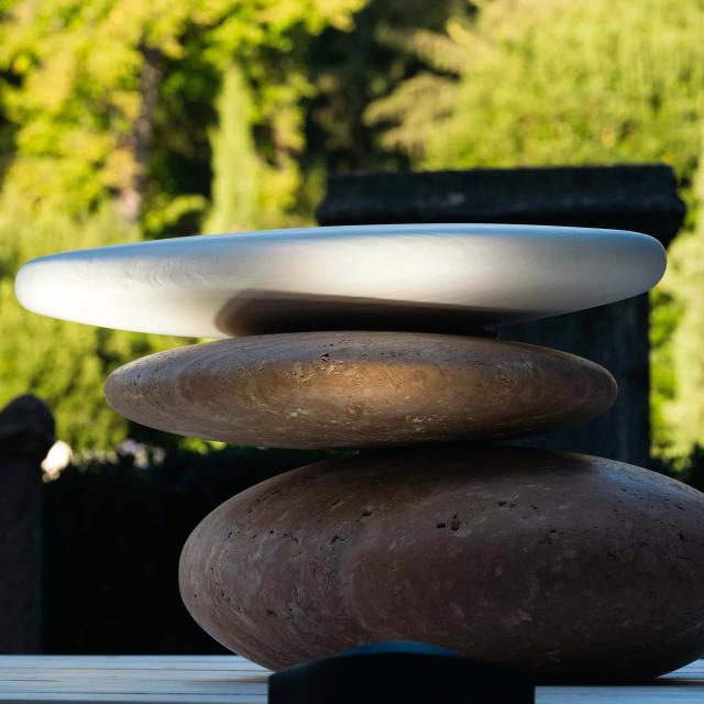 Đôn Keir — nội thất đá Rochelle Stone
