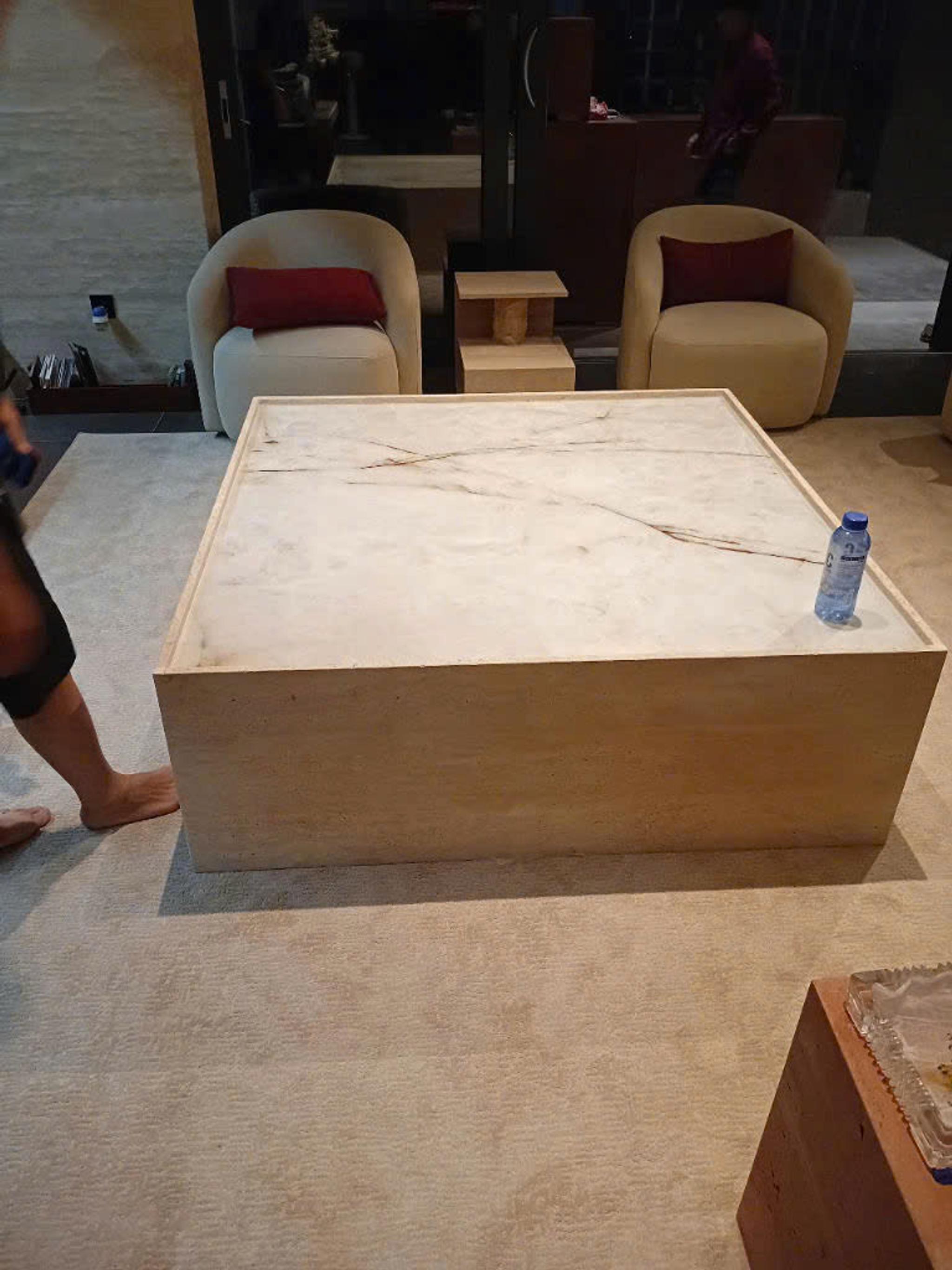Bàn trà đá khối — Mặt quartzite/onyx trắng vân + chân travertine