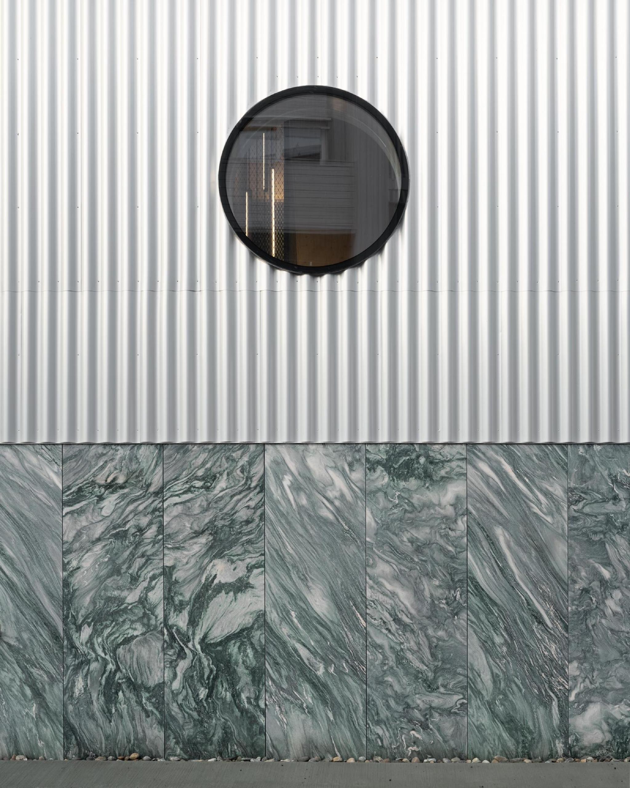 Tường ốp đá marble trắng vân xám kết hợp tấm kim loại sọc đứng