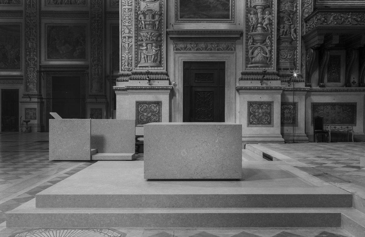 Nội thất cổ điển ốp đá marble trắng với phù điêu và họa tiết chạm khắc