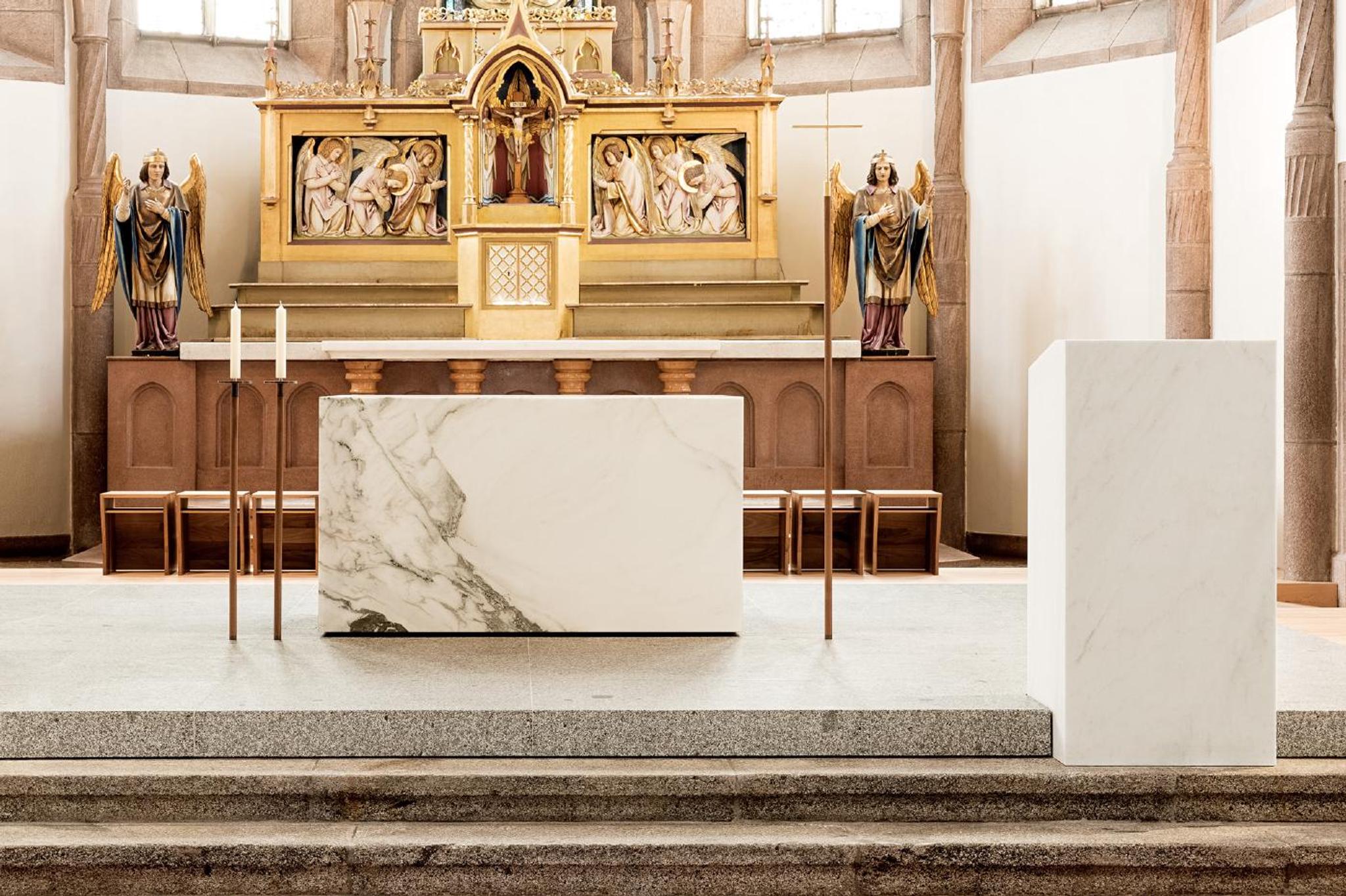 Chi tiết bàn thờ đá marble trắng chạm khắc tinh xảo trong giáo đường