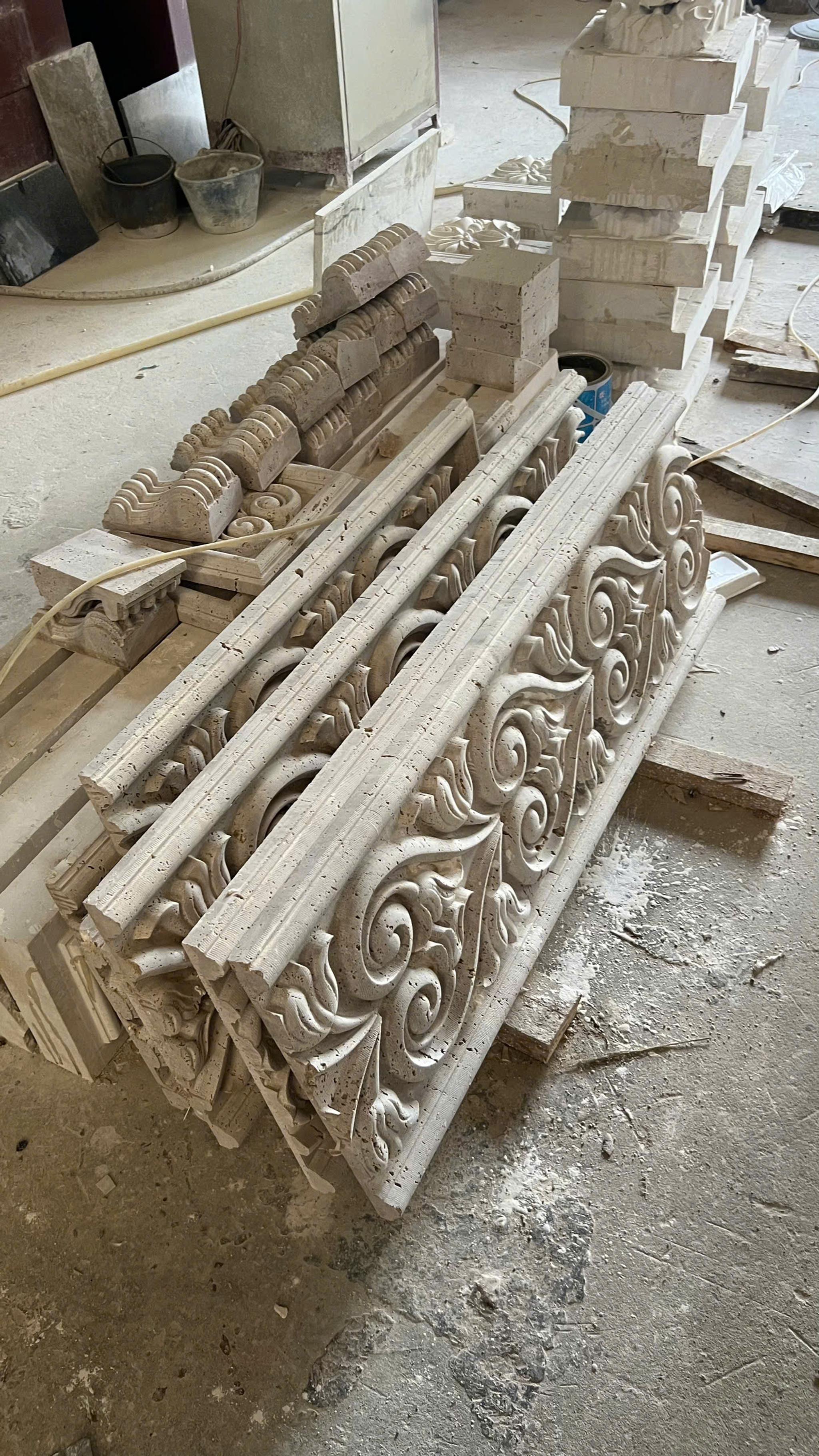 Phù điêu / hoa văn chạm khắc đá — Travertine kem
