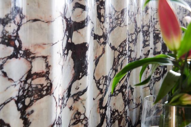 Vách đá 3D Chiffon — bề mặt đá tự nhiên điêu khắc nổi khối, Lithos