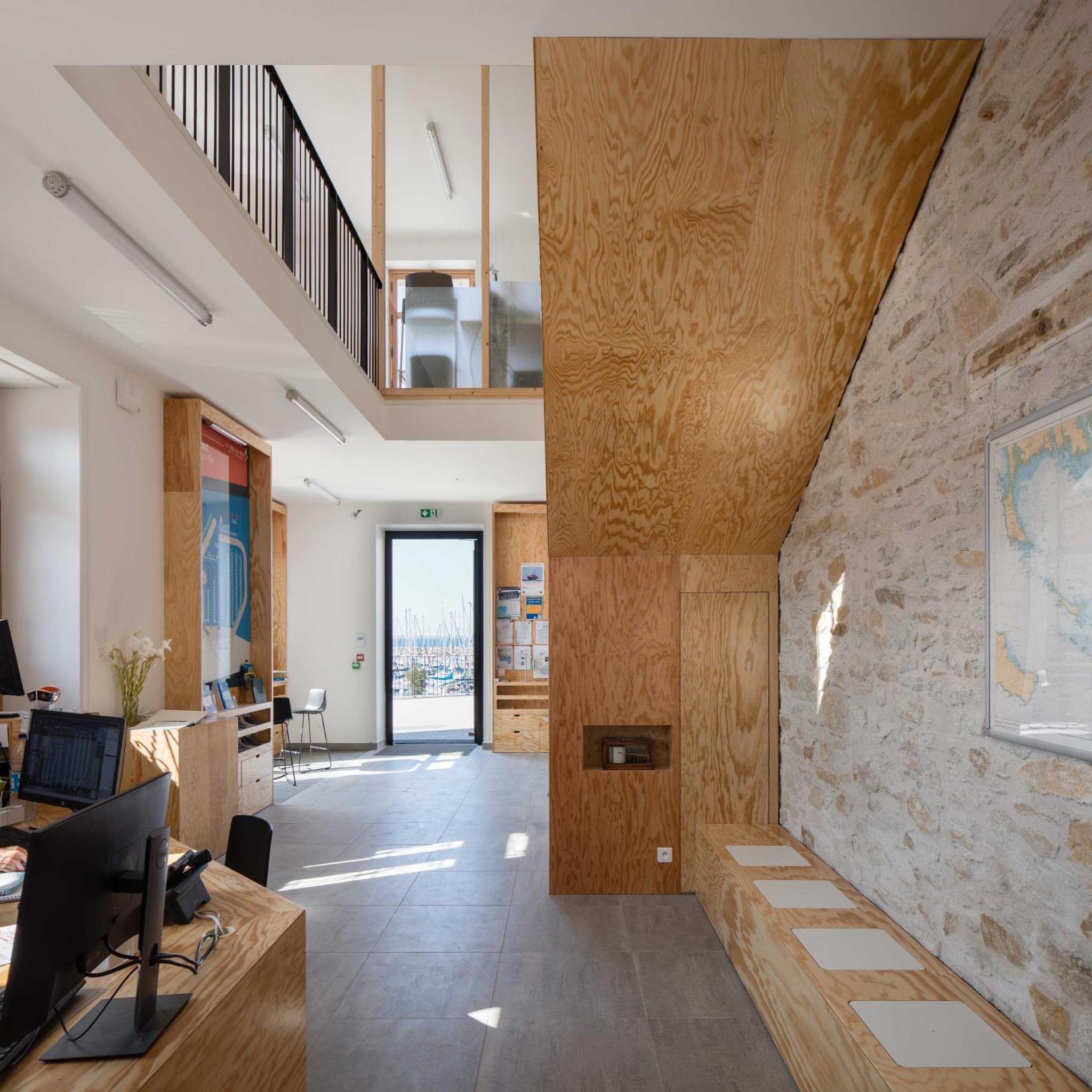 Nội thất hành lang ốp tường đá travertine kem ấm áp sang trọng