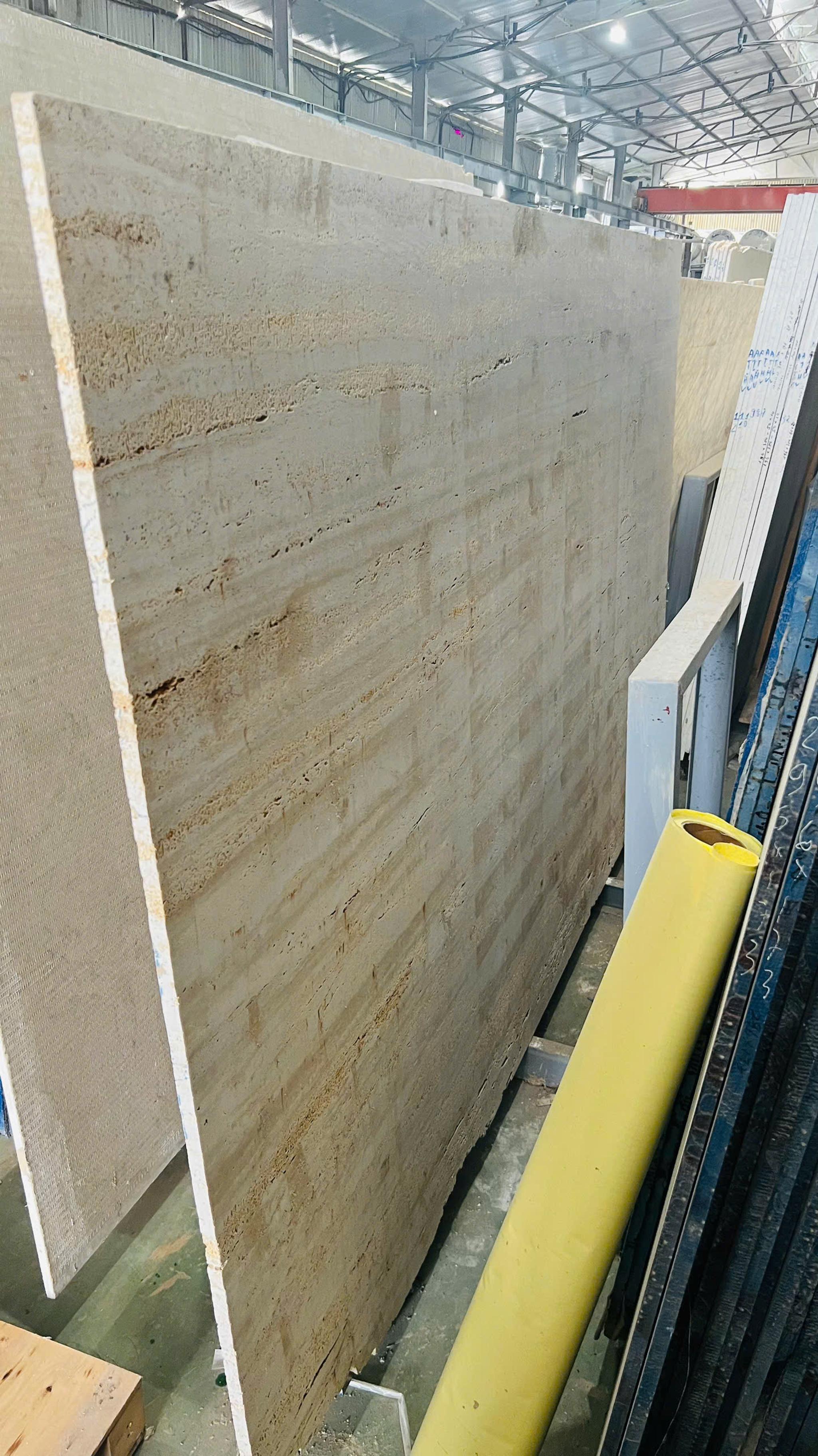 Đá tấm (slab) — Travertine kem (vein-cut)