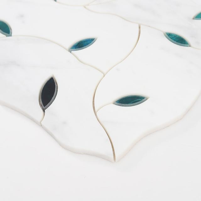 White Marble Waterjet Mosaic Wall Tile Pattern with Teal Glass Leaf — mosaic hoa văn waterjet bằng đá marble trắng