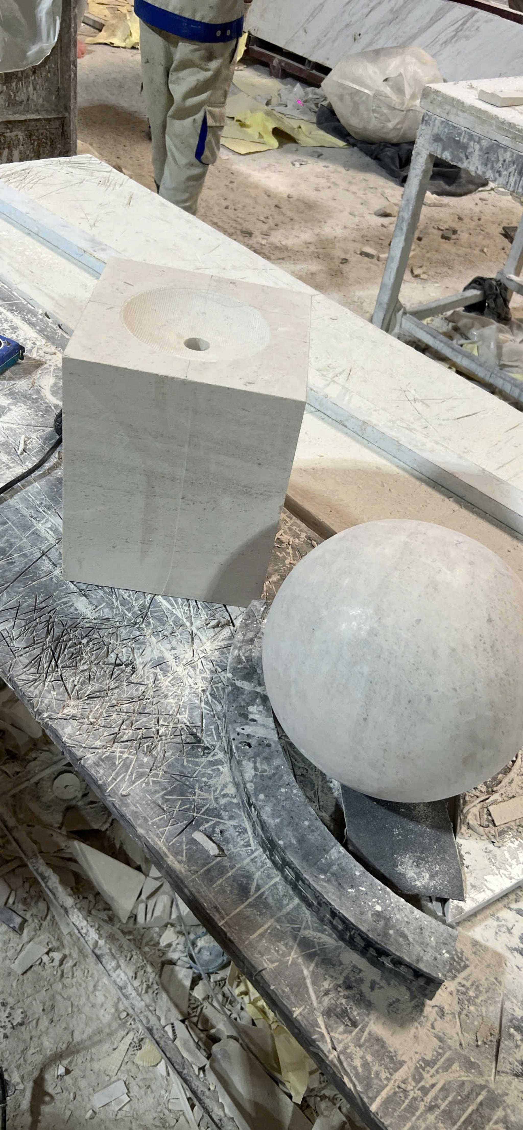 Đầu trụ / quả cầu đá — Travertine/marble