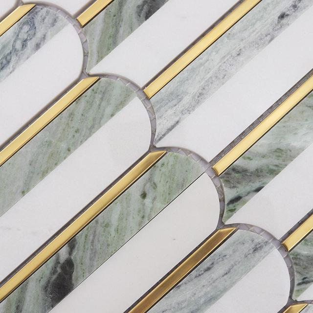 Green White Feather Marble Mosaic Tile with Gold Accent Strips — mosaic thanh dài (linear) bằng đá marble trắng & xanh lục