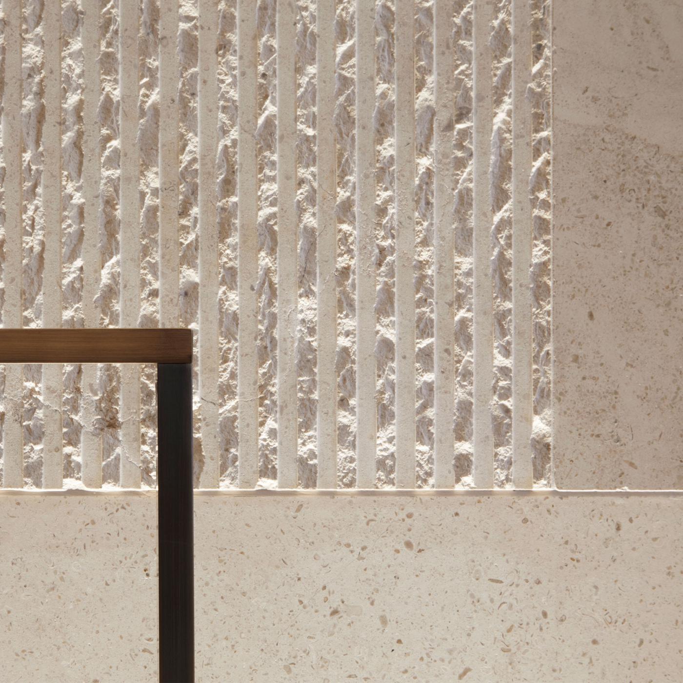 Tường nội thất ốp tấm đá travertine kem chạm hoa văn nổi
