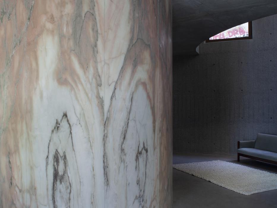 Cột đá marble trắng vân xám trong không gian kiến trúc tối giản