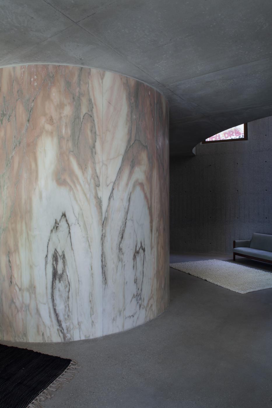 Cột đá marble trắng vân xám trong không gian kiến trúc tối giản