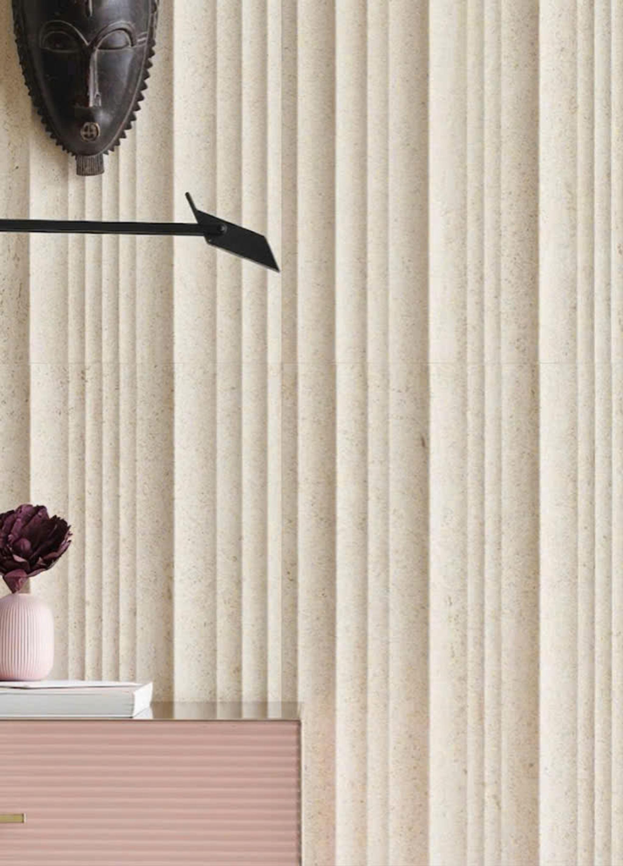Ốp tường tạo sọc (fluted) — Travertine/limestone kem