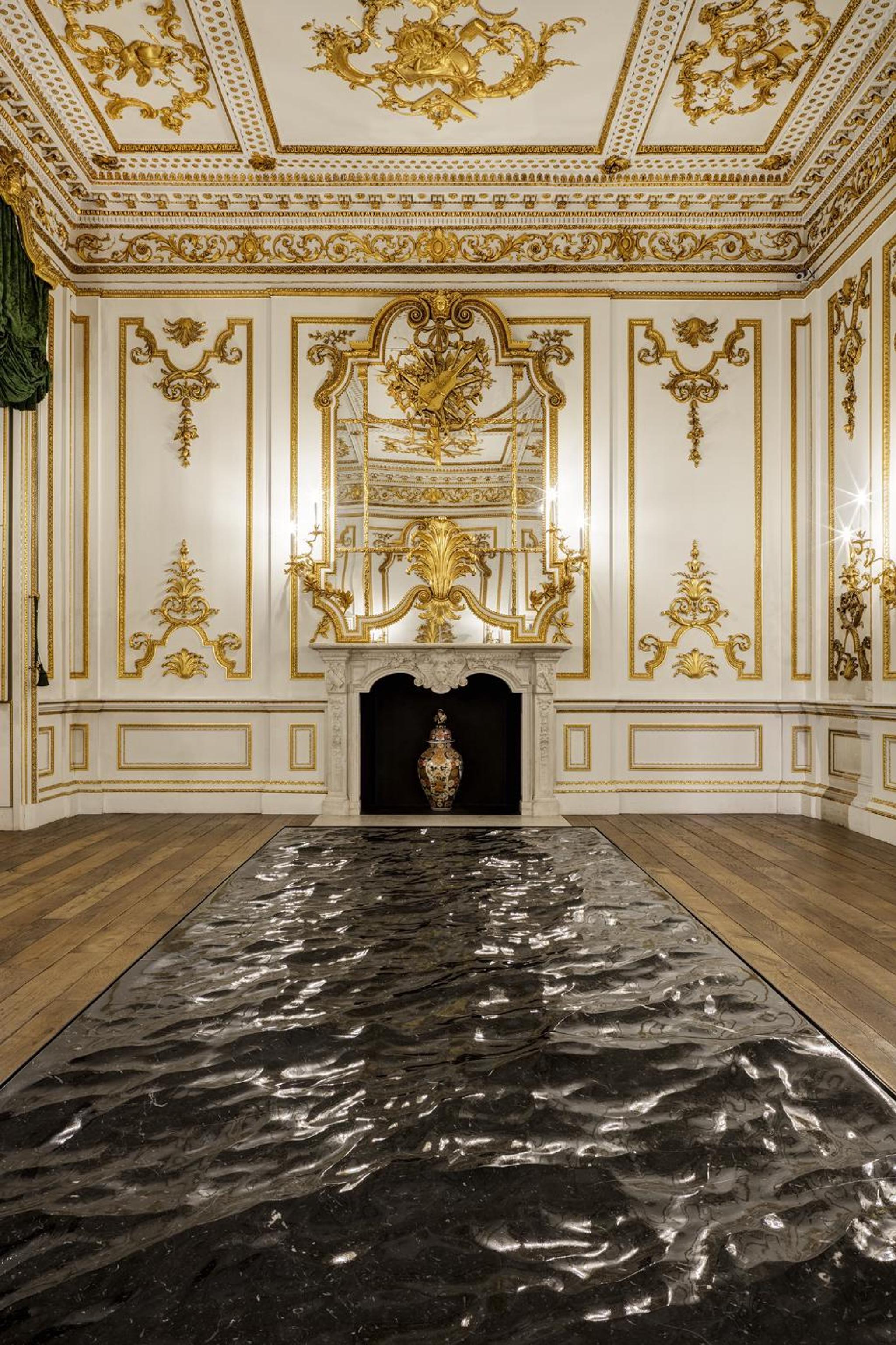 Sảnh cung điện sàn đá marble trắng bóng phản chiếu trang trí vàng