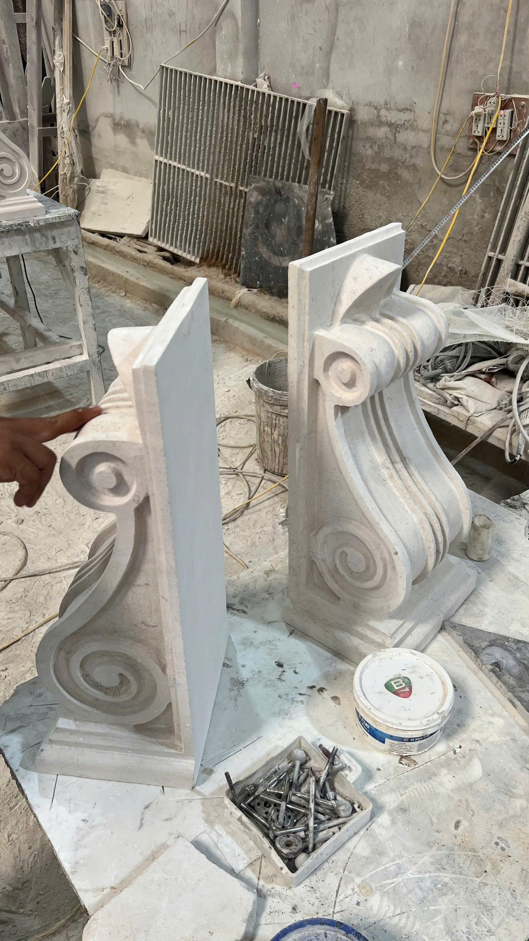 Console / Corbel đá chạm khắc — Marble/limestone trắng