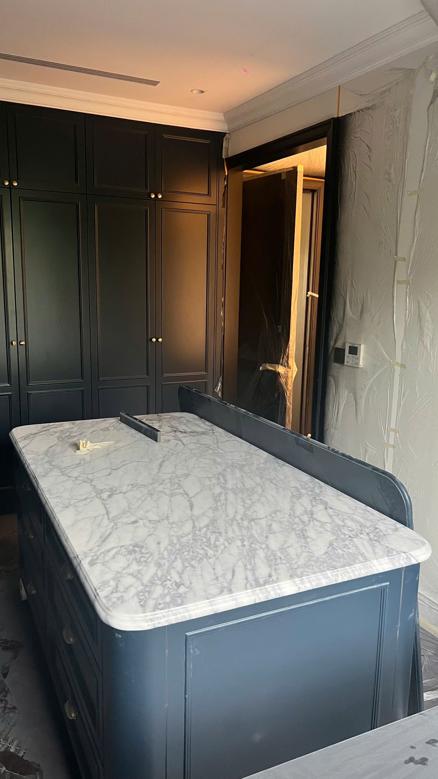 Đảo bếp / mặt đá — Marble trắng vân (Carrara)