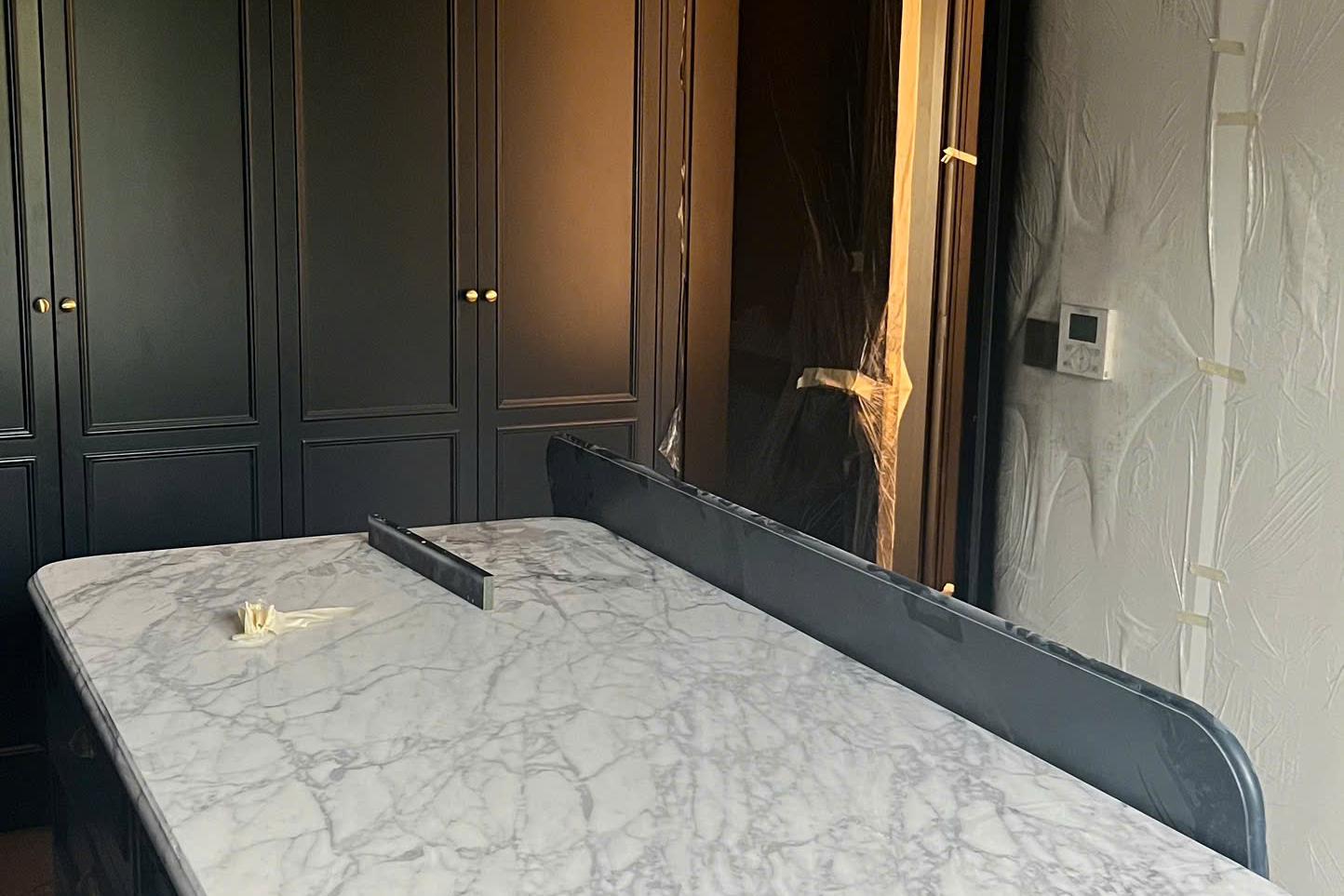 Đảo bếp / mặt đá — Marble trắng vân (Carrara)