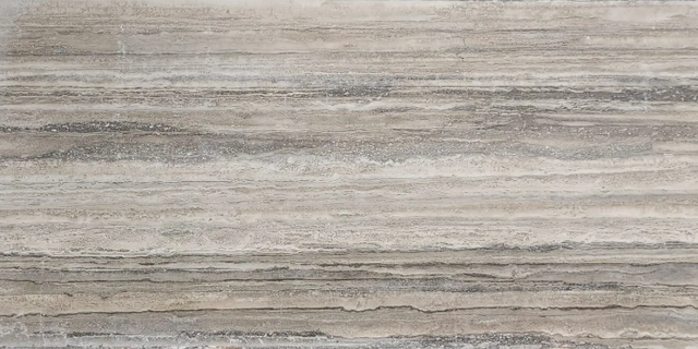 Tấm Travertino Silver — cận cảnh vân ngang xám bạc (vein-cut)