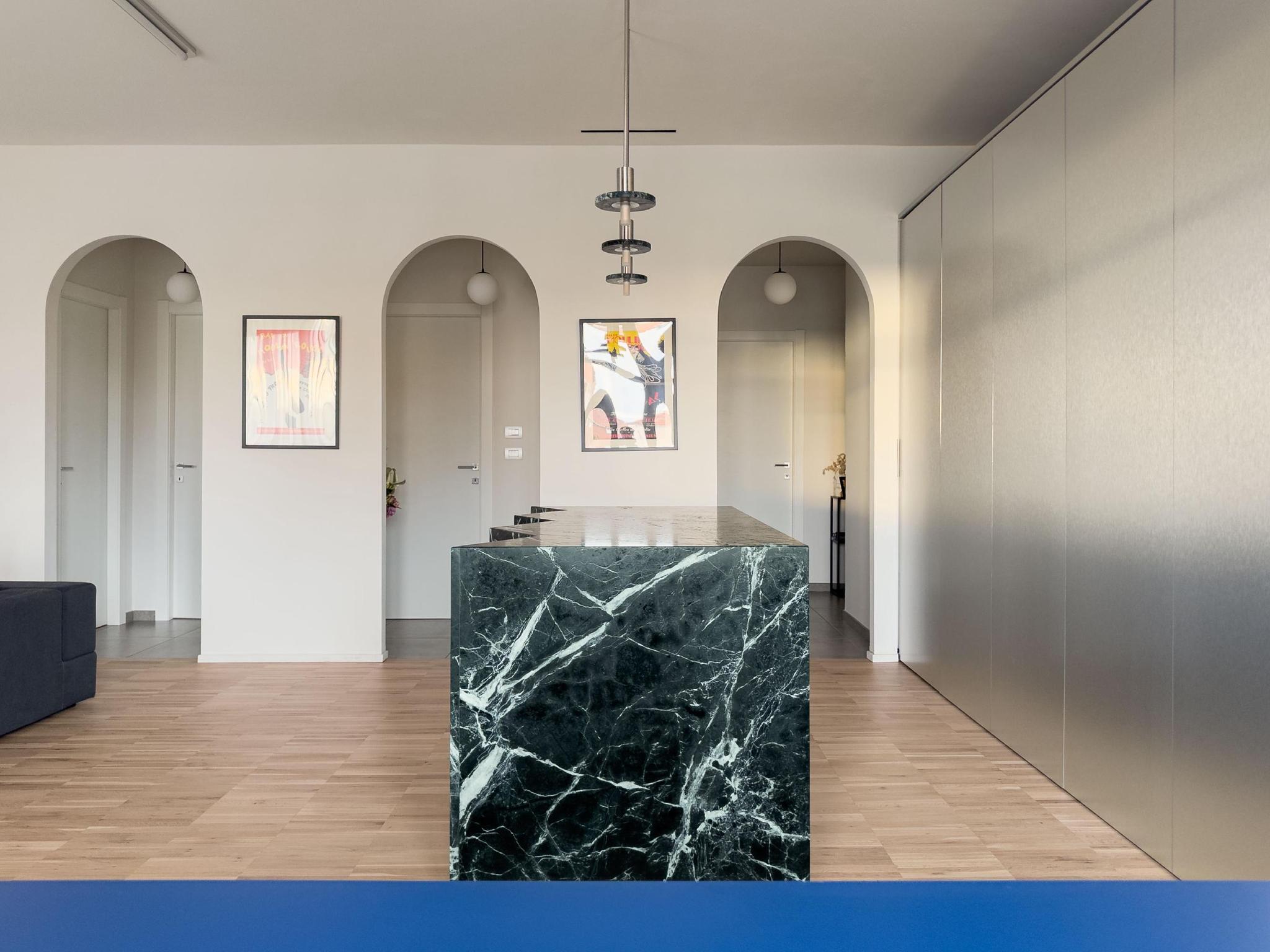 Sảnh nội thất ốp tường đá marble đen vân trắng dưới mái vòm