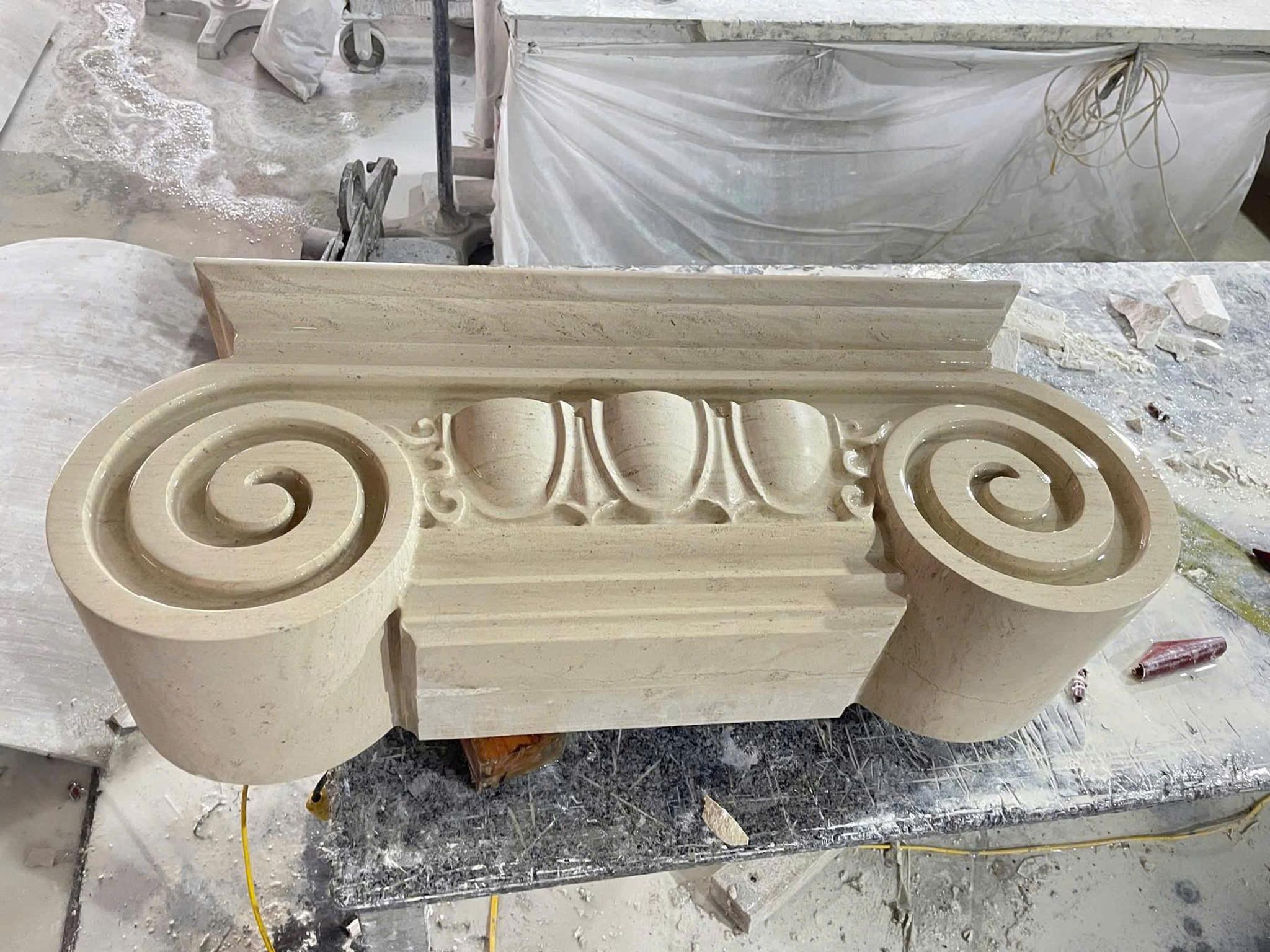 Đầu cột / phù điêu chạm khắc — Travertine kem