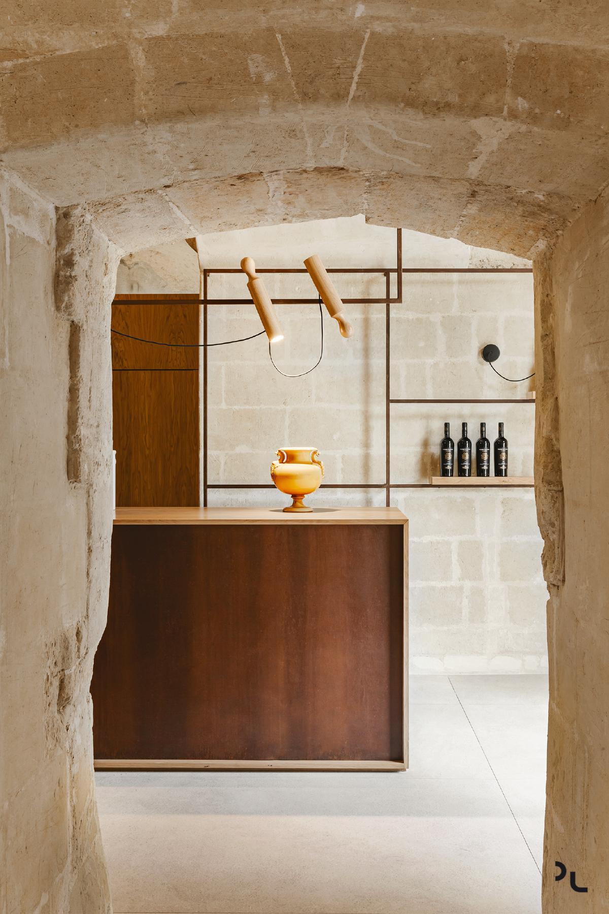 Chi tiết nội thất kệ và mặt tường đá travertine vàng kem ấm áp