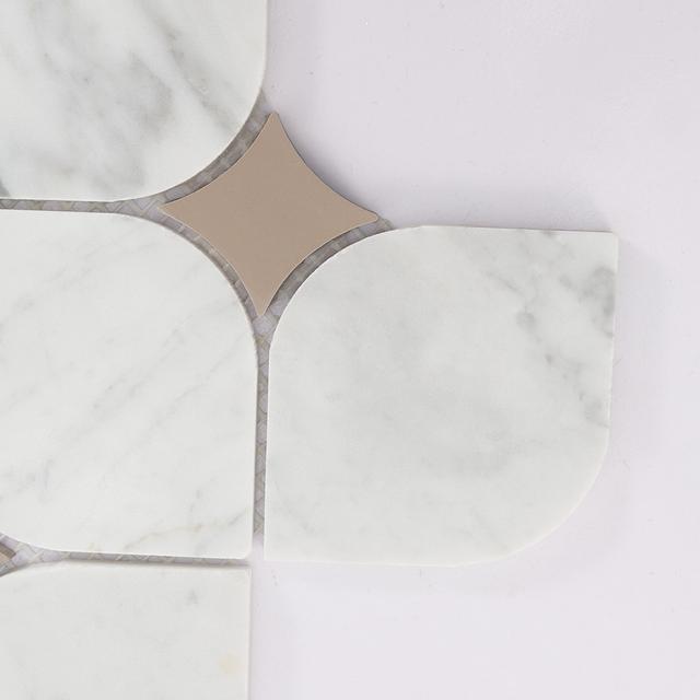 White Arabesque Marble Mosaic Tile with Beige Star Accents — mosaic arabesque bằng đá marble trắng & beige