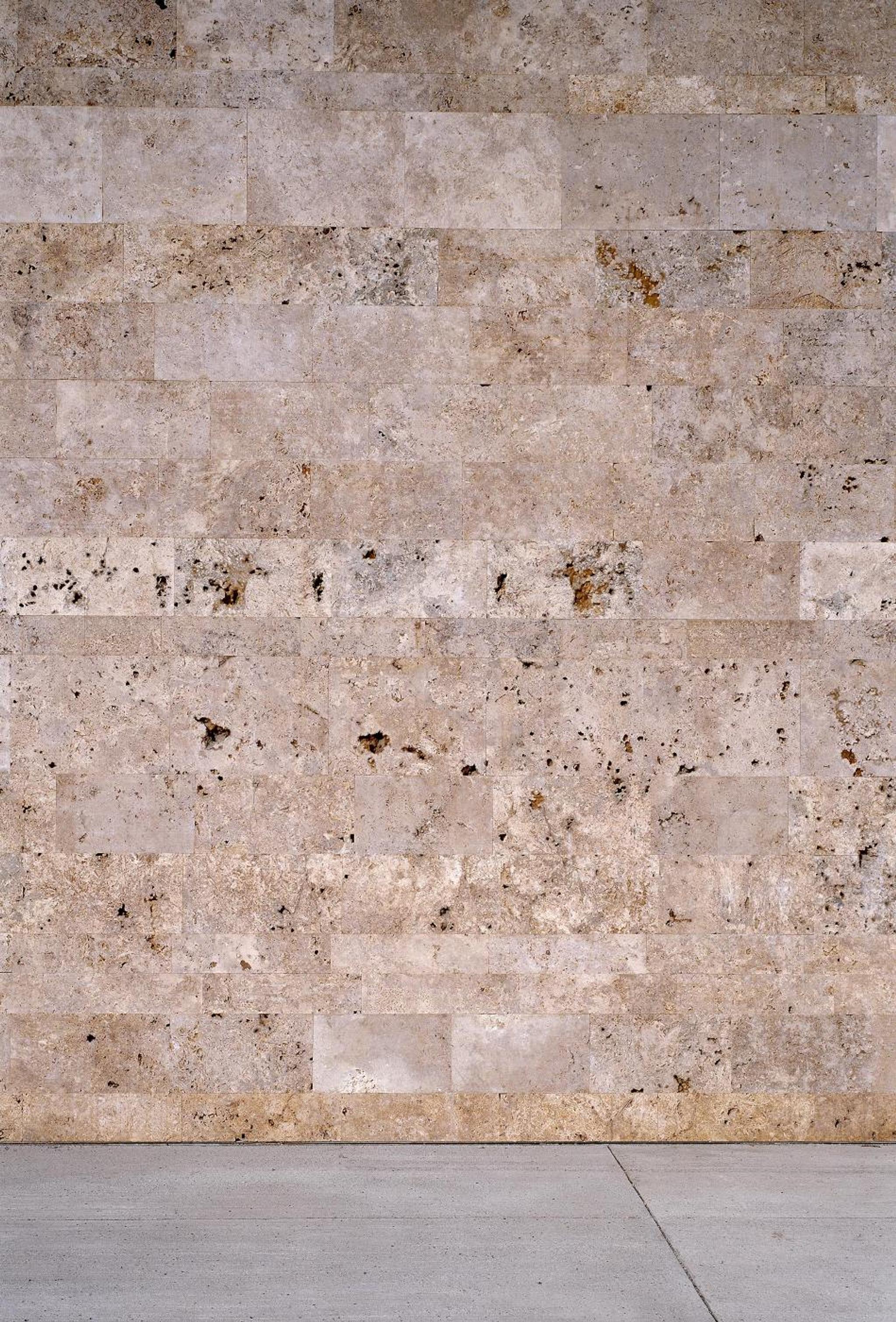 Cận cảnh chi tiết tường đá travertine vàng vân ngang lỗ rỗ tự nhiên