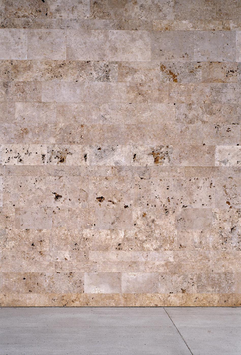 Cận cảnh chi tiết tường đá travertine vàng vân ngang lỗ rỗ tự nhiên