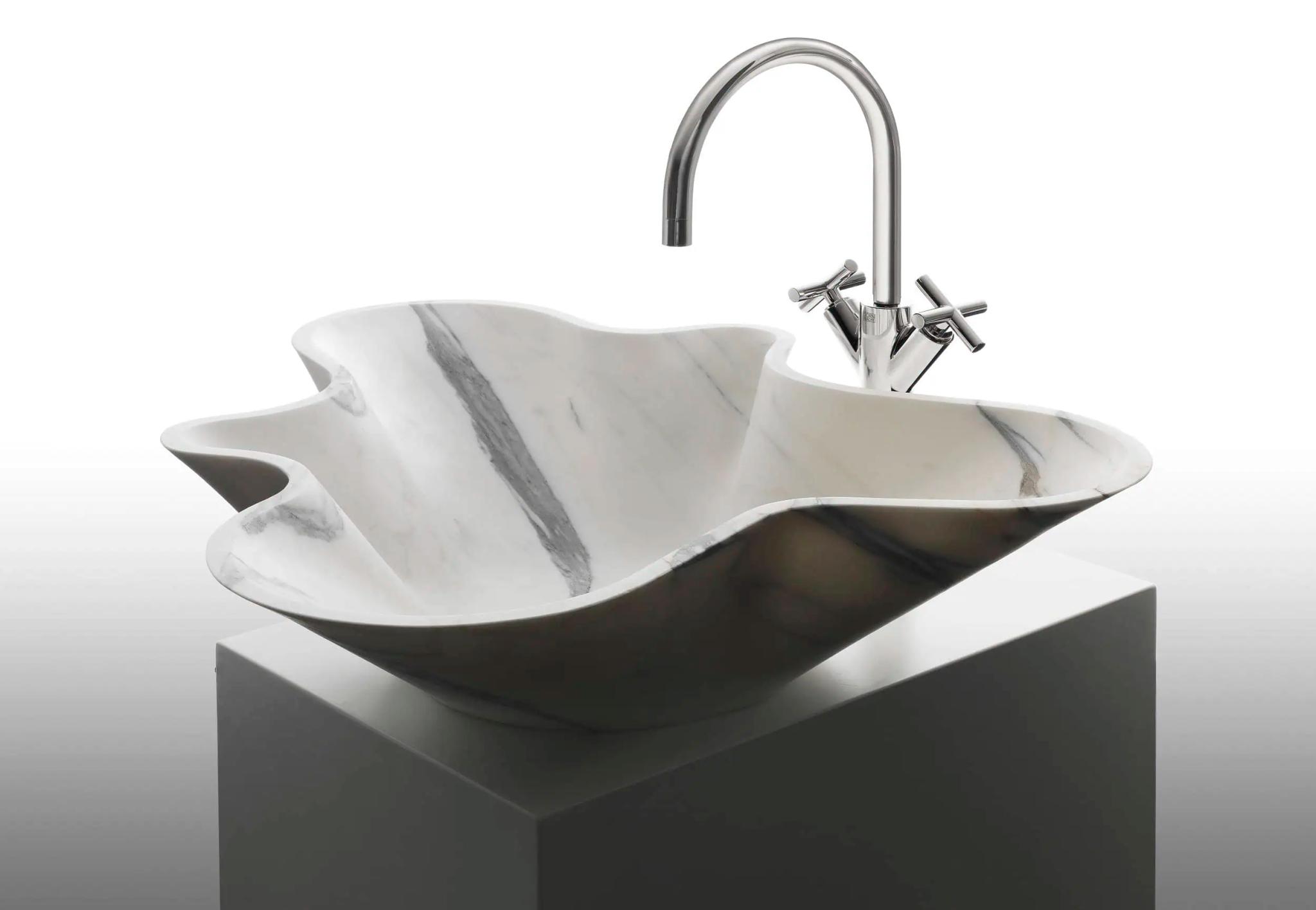 Lavabo đá dạng khối — nội thất đá Rochelle Couture