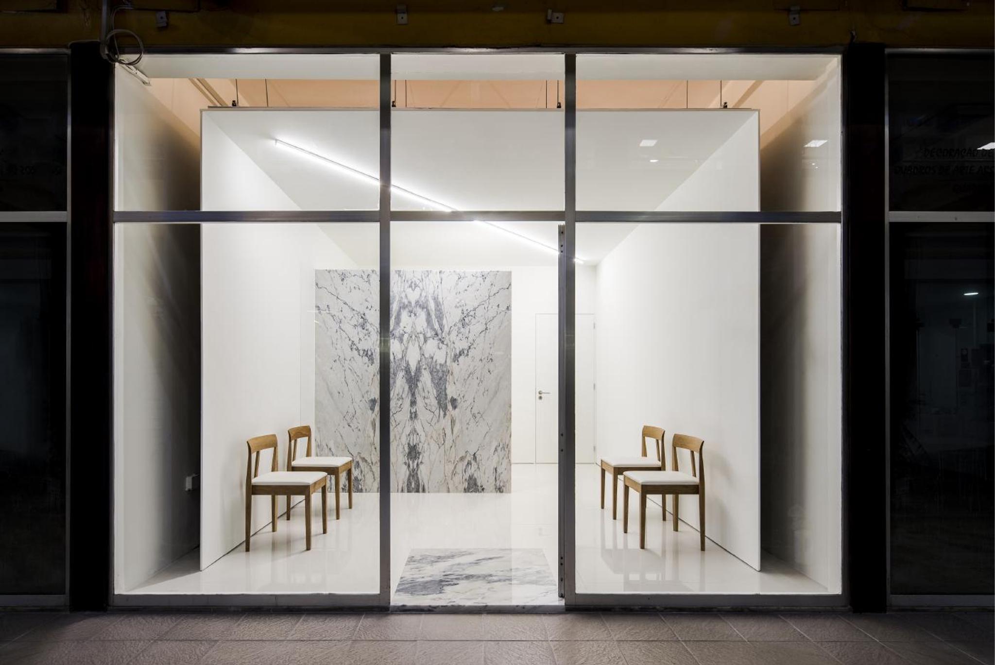 Phòng nội thất ốp tường đá marble trắng vân xám bàn ghế gỗ