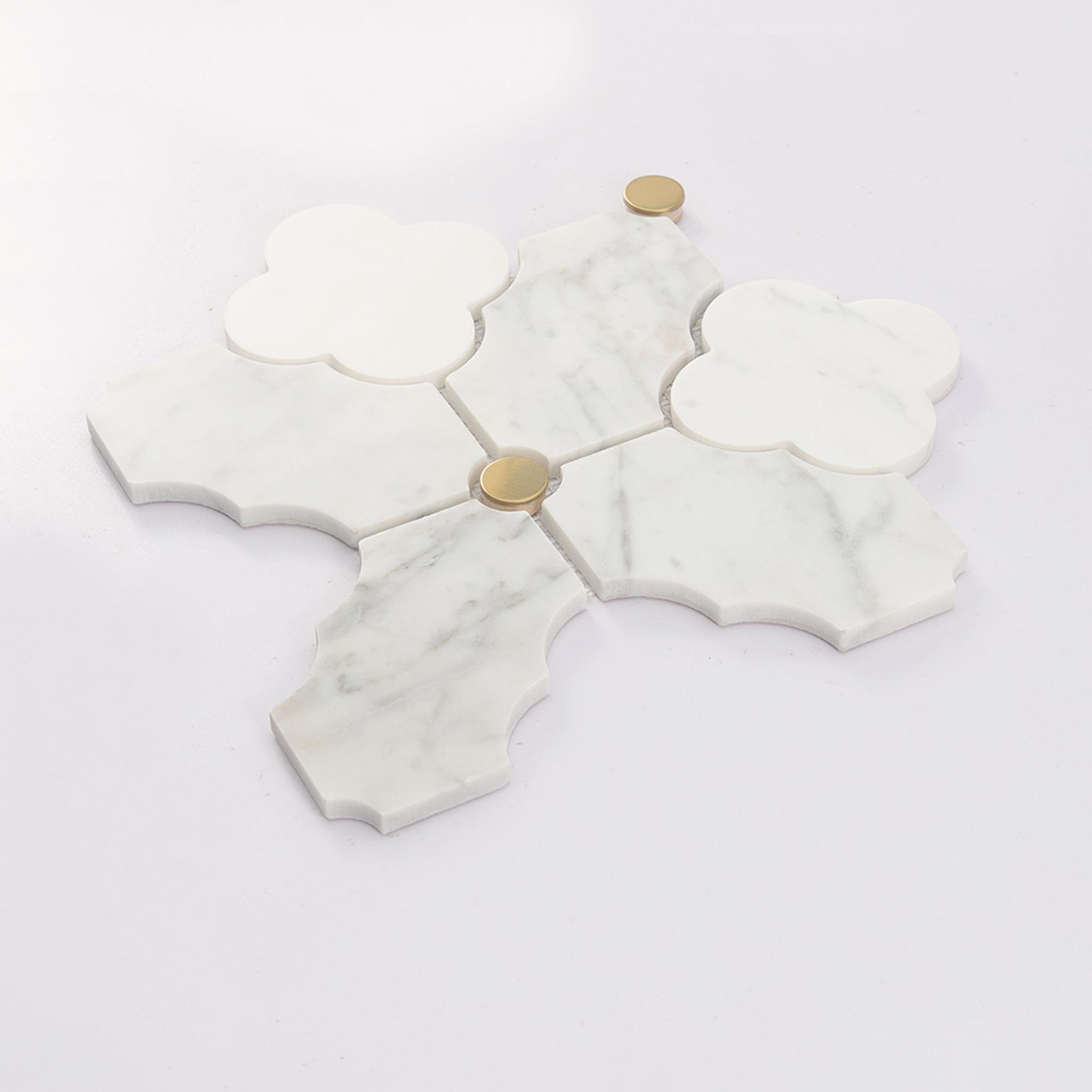 White Arabesque Marble Mosaic Tile with Gold Metal Round Accents — mosaic tròn (penny round) bằng đá marble trắng & vàng