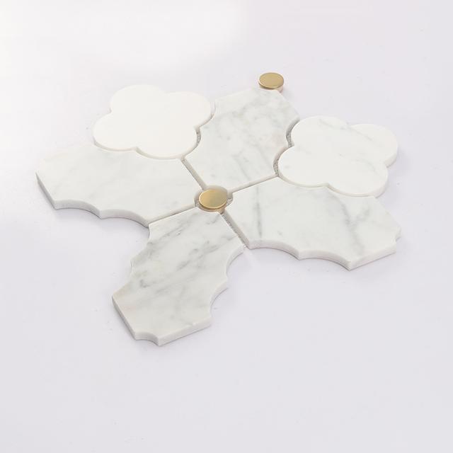 White Arabesque Marble Mosaic Tile with Gold Metal Round Accents — mosaic tròn (penny round) bằng đá marble trắng & vàng