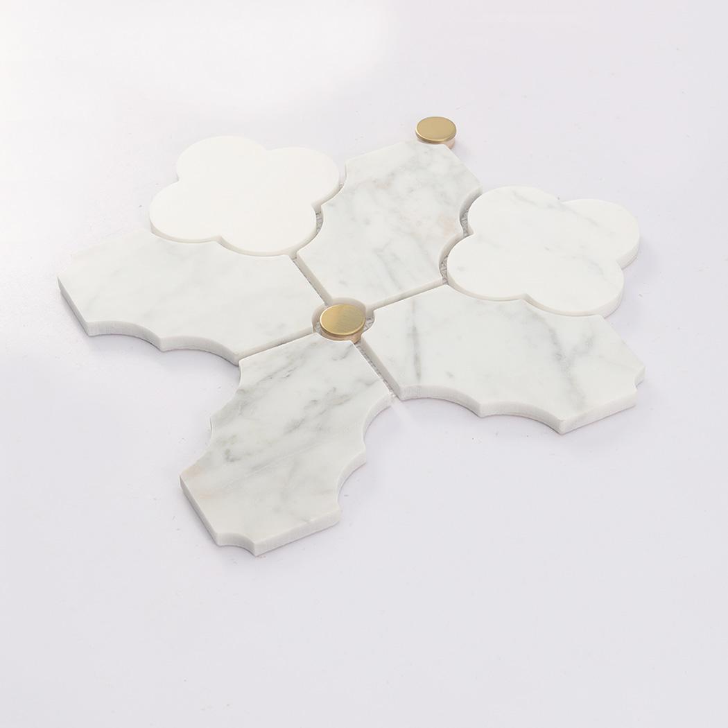 White Arabesque Marble Mosaic Tile with Gold Metal Round Accents — mosaic tròn (penny round) bằng đá marble trắng & vàng