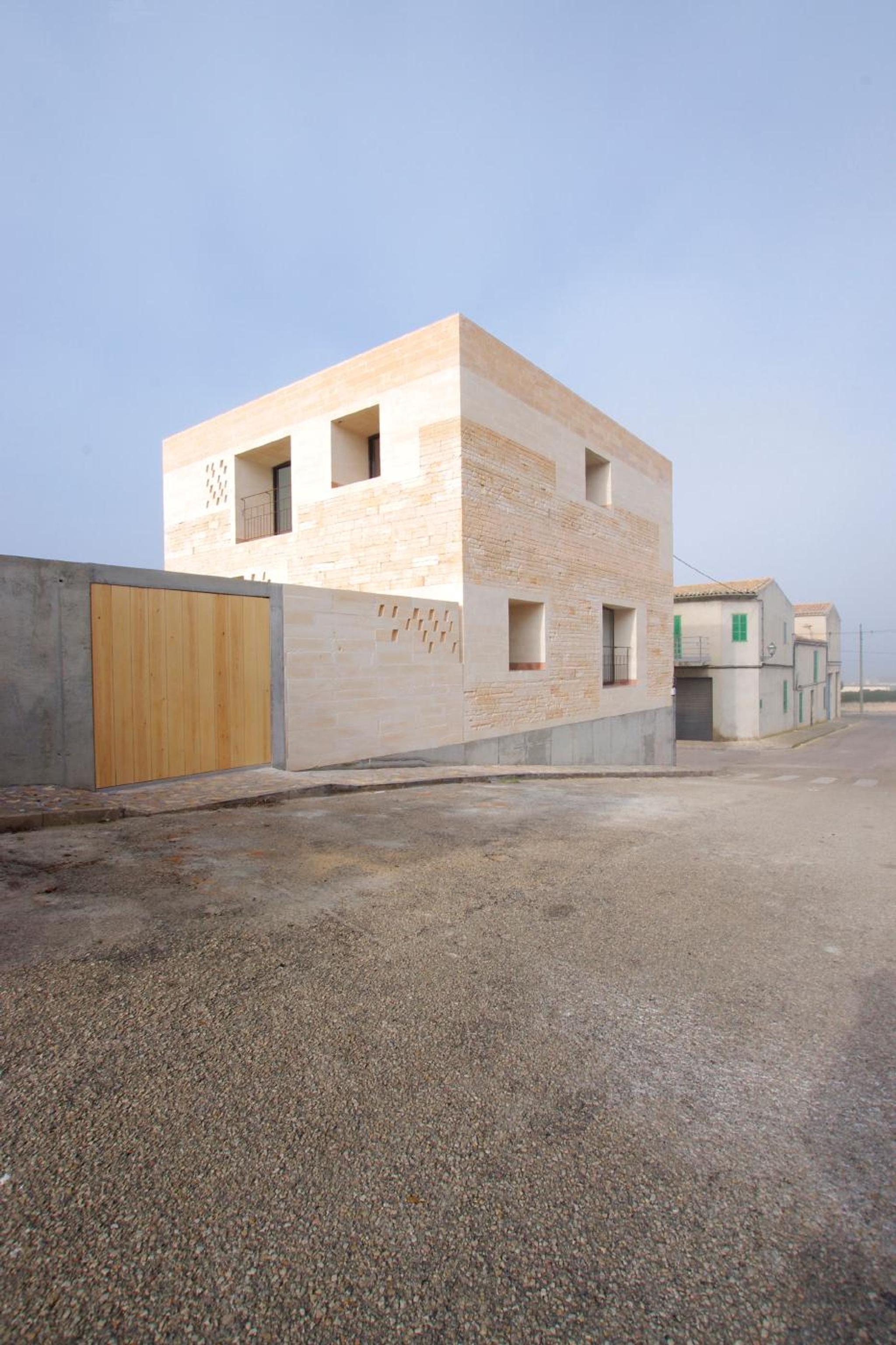 Mặt tiền khối nhà ốp đá travertine vàng be vân ngang