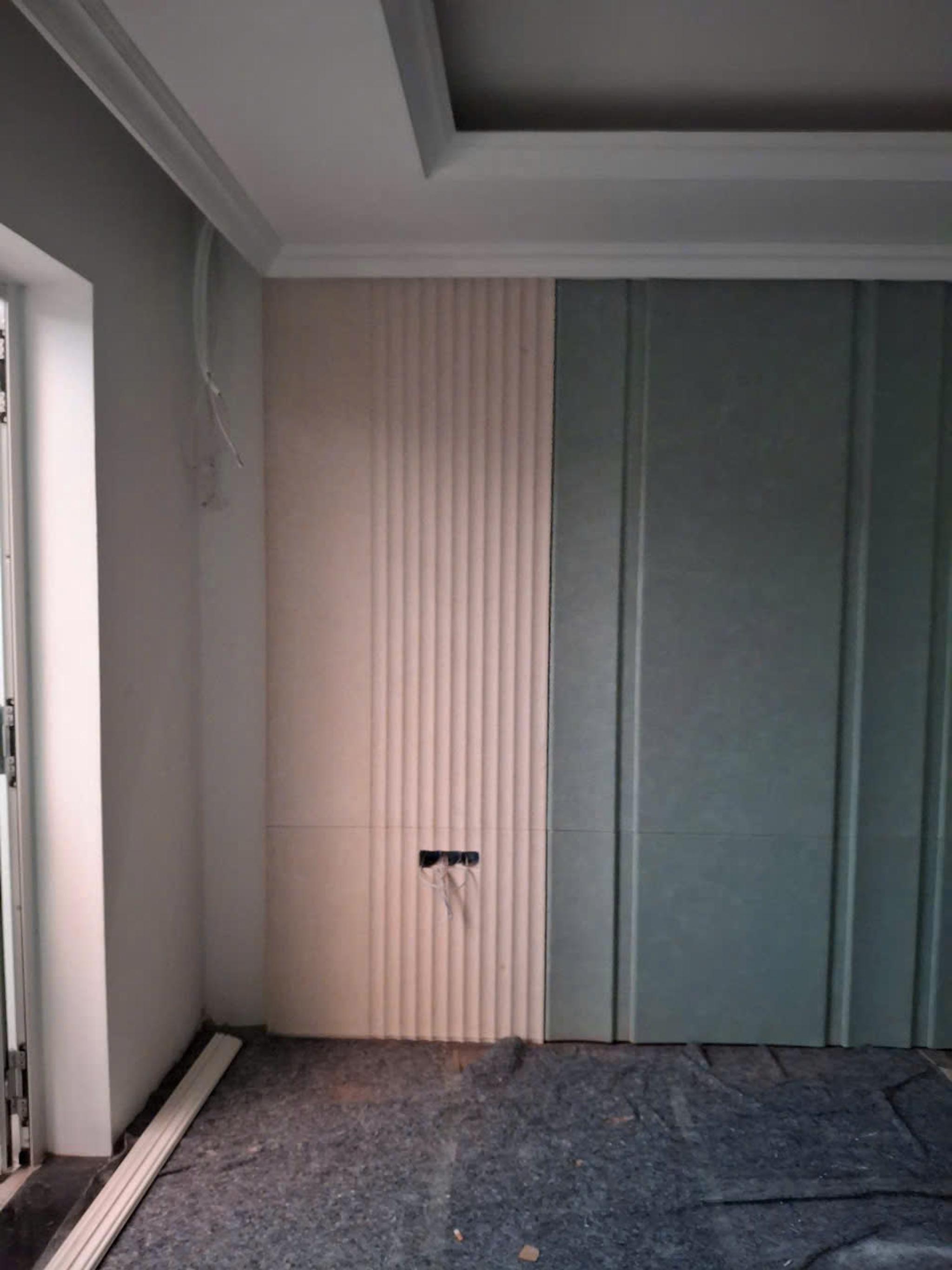 Ốp tường tạo sọc (fluted) — Đá kem + đá xanh
