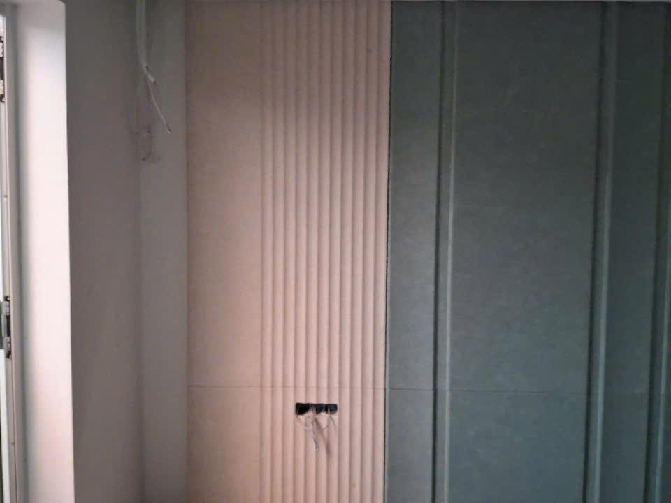 Ốp tường tạo sọc (fluted) — Đá kem + đá xanh