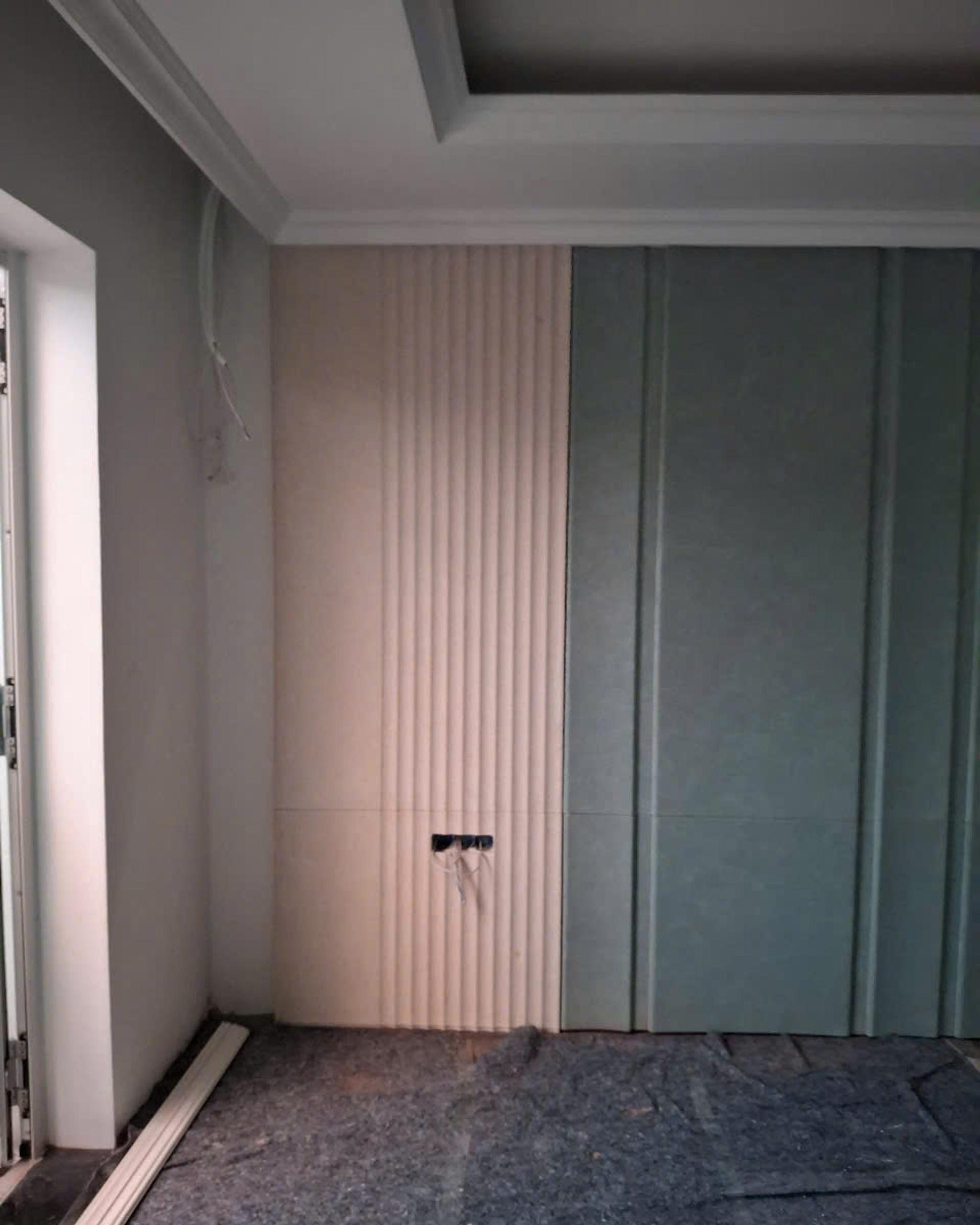 Ốp tường tạo sọc (fluted) — Đá kem + đá xanh