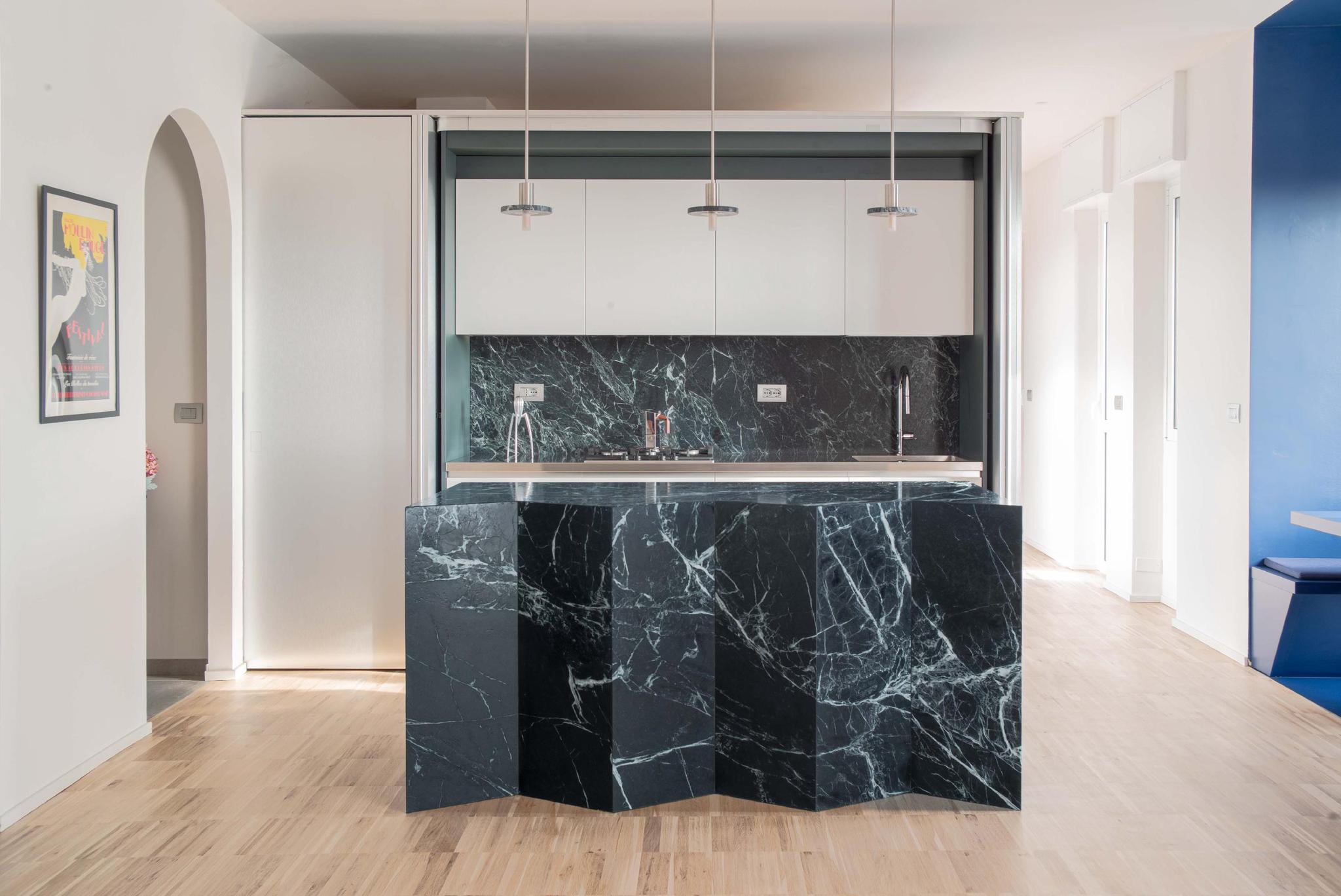 Đảo bếp ốp đá marble đen vân trắng nổi bật trong không gian mở