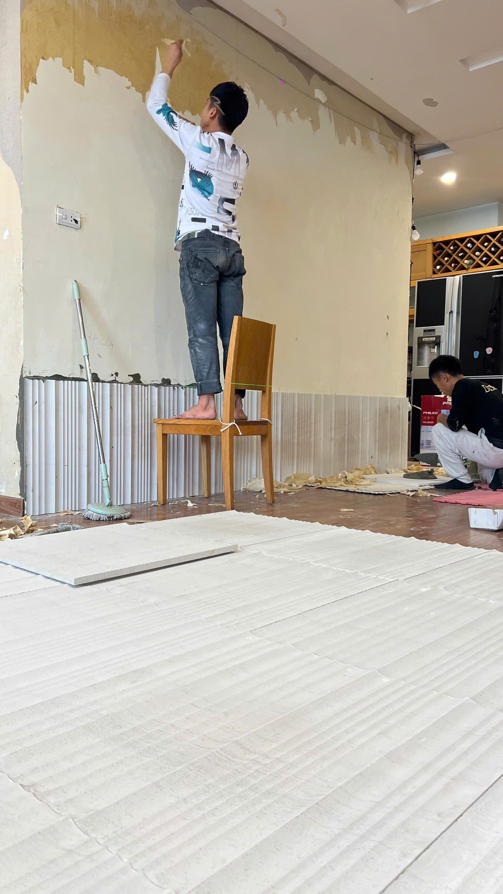 Ốp chân tường tạo sọc (thi công) — Travertine kem