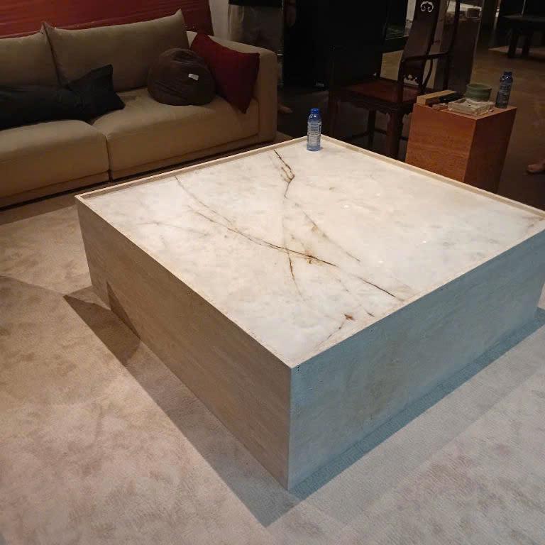 Bàn trà đá khối — Mặt quartzite trắng vân + chân đá kem/xanh
