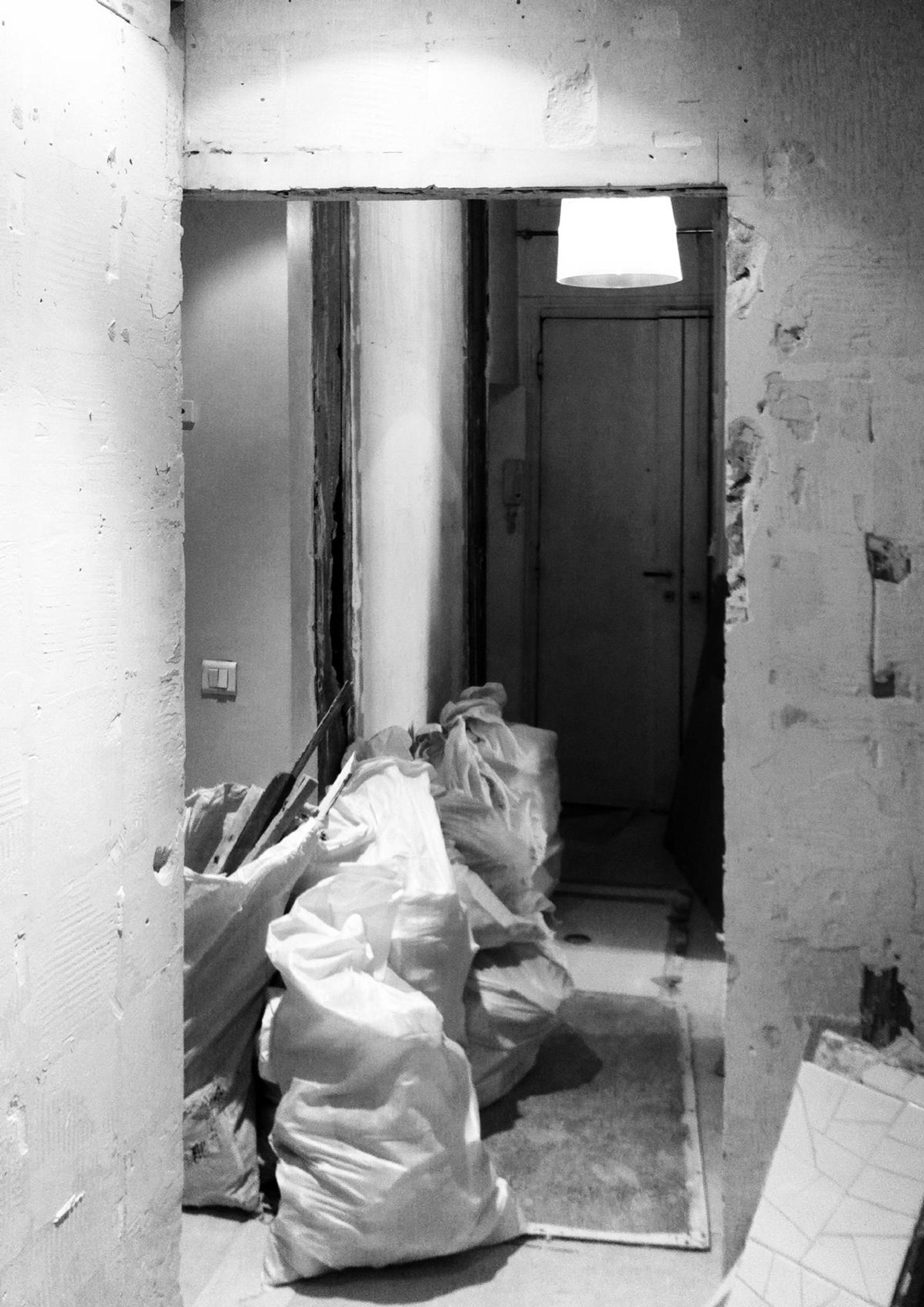 Tượng đá marble trắng đặt trong hốc tường đá tự nhiên