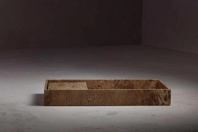 Lavabo R1 — lavabo đá đặt bàn bằng marble Emperador Light, phiến đá đậy hờ làm chỗ để đồ