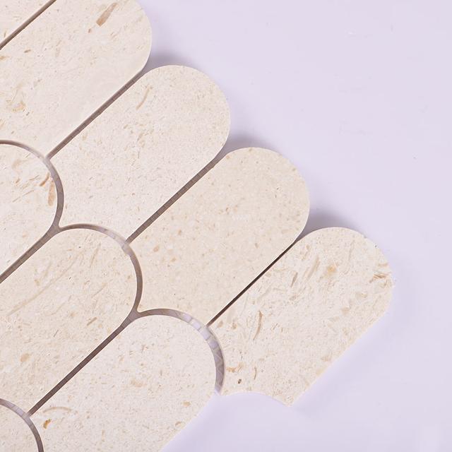 Beige Elongated Fish Scale Travertine Mosaic — mosaic vảy cá (fish scale) bằng đá travertine beige